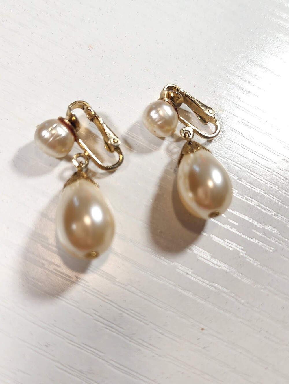 Vintage Signed CORO Gold Tone Faux Pearl Teardrop Dangle Clip On Earrings - Picture 2 of 6